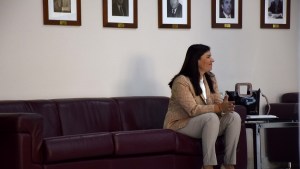 Merlo tuvo que justificar su falta de antecedentes y dijo que será independiente