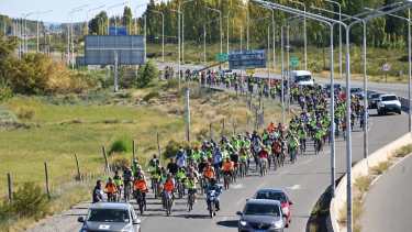 Docentes y vecinos de la región se sumaron a la bicicleteada para recordar al maestro Carlos Fuentealba a 15 años de su asesinato. Foto: Florencia Salto. 