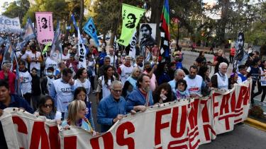 La marcha se desplaza por la avenida Argentina. (Foto: Mati Subat)