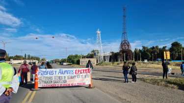 La comunidad de la EPET 10 cortó la Ruta 22 de forma total. (Foto Andrea Vázquez).-