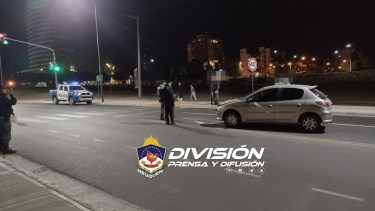 El policía circulaba en su auto cuando ocurrió un choque que le causó la muerte. (Prensa Policía).-