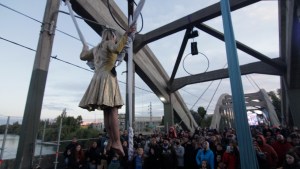 El corte en el puente viejo Cipolletti-Neuquén seguirá hasta el lunes a la madrugada