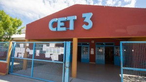 Finalmente le reconocieron el título secundario en Roca y podrá seguir su carrera