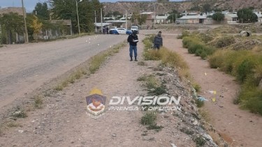 La policía halló un rastro de sangre en la calle y en el zanjón que separa dos barrios. (Prensa Policía).-
