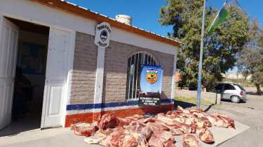 En un control policial se detectó la importante cantidad de carne que era transportada en forma clandestina. Fotos gentileza.