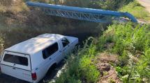 Imagen de Camioneta cayó a un desagüe y rompió un acueducto en Roca