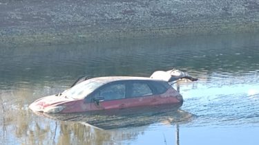 Durante el día de hoy realizarán un operativo para retirar el auto del canal. Foto. Gentileza.  