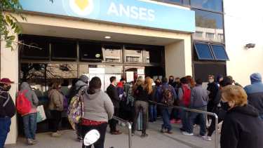 En las oficinas de Anses hubo una gran cantidad de consultas por los bonos del Gobierno. 