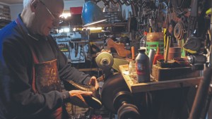 Con la crisis renacen los históricos zapateros en Roca