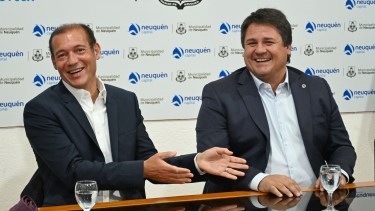 El intendente Mariano Gaido y el gobernador Omar Gutiérrez en el acto de entrega de la ley que aprobó la ampliación del ejido. (FOTO: Florencia Salto)