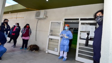 En el hospital de Villa Regina se agotó el stock de vacunas antigripales para mayores de 65 años. (Foto Néstor Salas)