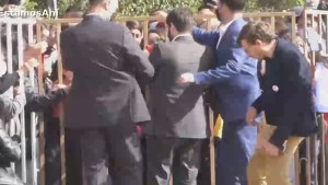 Lanzaron una piedra contra el presidente chileno Gabriel Boric cuando saludaba a simpatizantes