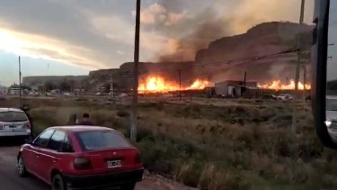 Nueve dotaciones de bomberos trabajan en el lugar del siniestro. (foto: gentileza)