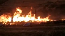 Imagen de Dantesco incendio destruyó por completo un aserradero ubicado en Villa Regina