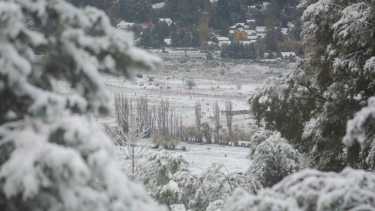Las intensas nevadas que se sucedieron esta madrugada en la región de los Siete Lagos afectaron el estado de las rutas en San Martín de los Andes. Fotos Patricio Rodriguez.