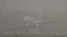 Imagen de Un piloto explicó la maniobra que realizó el avión que no pudo aterrizar en Neuquén por el temporal 