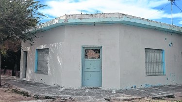 Las oficinas de ODEL, en San Martín y Rivadavia, ya no lucen con la cara de Miguel Báez y Rodolfo Aguiar. Presumen que ya no alquilan la vivienda. (foto: gentileza)