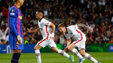 Santos Borré festeja su golazo contra Barcelona en la Europa League. 