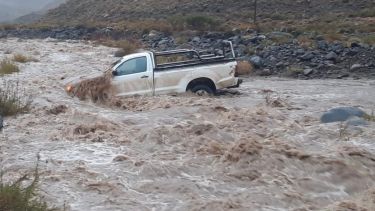 El equipo de búsqueda no pudo atravesar el río Lileo en el norte neuquino y siguió a caballo. (Foto gentileza Entre Cordilleras).-