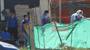 Acusaron de homicidio agravado a un hombre que mató y enterró el cuerpo en un pozo ciego en Centenario