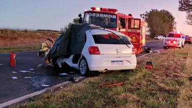 El auto VW Gol Trend quedó destrozado. Foto gentileza El Doce Tv.