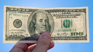 El dólar blue subió un peso y también aumentaron los bursátiles