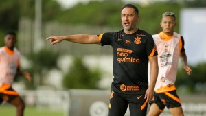 El DT de Corinthians tiene coronavirus y salió la lista de convocados para el partido con Boca