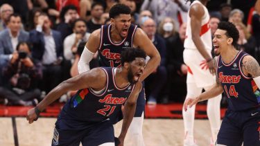 Embiid fue el héroe de la noche en Toronto.