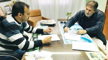 Se firmó el contrato para la ampliación de la red de gas natural en Huergo. (Foto Néstor Salas)