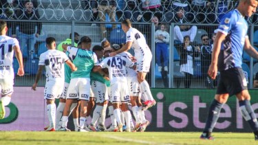 El festejo de los jugadores de Gimnasia después del gol de Aleman a Talleres. 