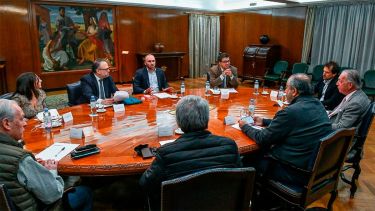 La apertura de paritarias se adelantaría un mes.