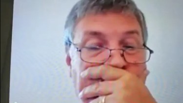 La cara del juez Julio Panelo, cuando escuchó la excusa de la funcionaria en plena audiencia.-