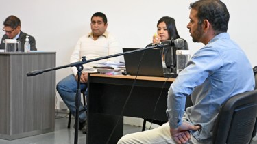 Galarce fue el único imputado que habló, de blanco Cuamuillan , el otro acusado por torturas en Cipolletti. (Florencia Salto) 