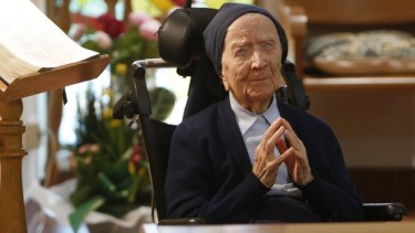 En el mundo había medio millón de centenarios en 2015, según la ONU, que proyecta 25 millones para 2100.  Solo en Francia, se cuentan unos 30.000.