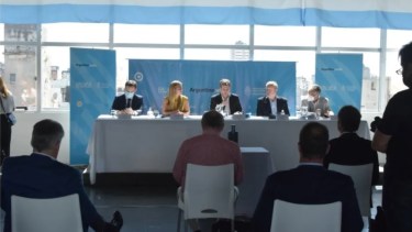 La intendenta Soria en la mesa principal de la licitación del Plan Director, al semana pasada en Buenos Aires.