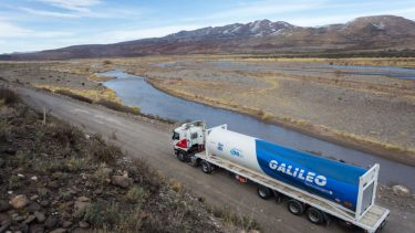Los tráileres de gasoducto virtual transportan el GNL obtenido en los pozos hasta el destino.