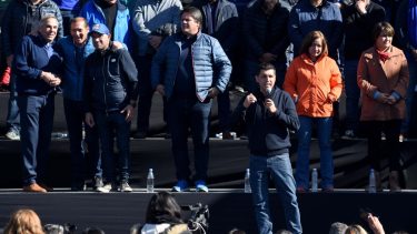 El vicegobernado de Neuquén durante su discurso en El Chocon. Foto: Matías Subat.