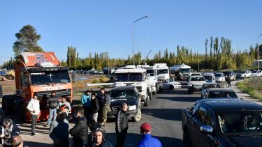 Los fleteros pretendían  mantener el corte hasta tener respuestas de los Gobiernos de Neuquén y Río Negro. (Foto Matías Subat).-