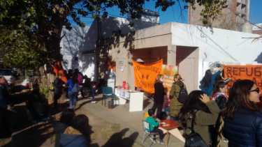 Hoy hubo un abrazo simbólico al lugar donde funcionaba el servicio de prevención de violencia familiar. (Gentileza).-