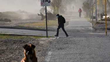 Para hoy están pronosticadas rachas de viento entre los 60 y 80 km/h. Además, se espera lluvia y nieve en cordillera. Foto: (Archivo) Matias Subat
