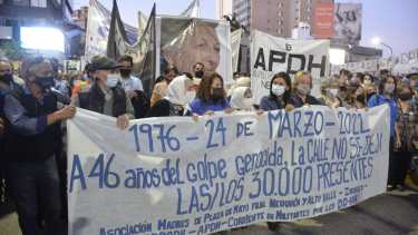 Inés Ragni y Lolín Rigoni encabezaron la Marcha del 24 de Marzo, regreso a la presencialidad (foto Yamil Regules)