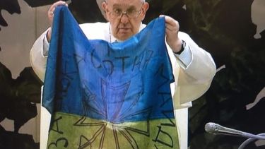 El Papa besó una bandera de Bucha y condenó las “atrocidades” de Rusia en medio de la guerra. 