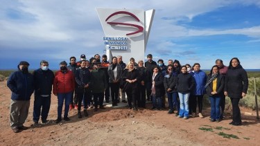 La intendenta Patricia Fernández puso hitos para marcar los límites que tiene su localidad. (Prensa Municipalidad de Senillosa)