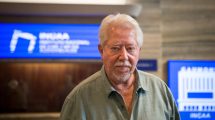 Imagen de Luis Puenzo se resiste a abandonar el INCAA y a la tarde se reúne con Tristán Bauer