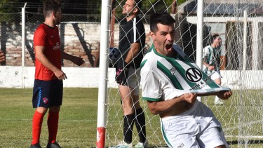 Taboada grita el gol de Atlético sobre Independiente. El arquero rival, Mariano Millán, no lo puede creer. Fotos: Jorge Tanos. 