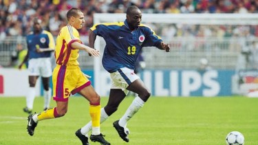 Rincón jugó varios mundiales para su selección. Aquí, contra Rumania en Francia 98'. 