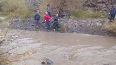 La búsqueda del hombre en el río Agrio se extiende desde Loncopué hasta el paraje Huarenchenque. foto Gentileza Defensa civil Loncopué