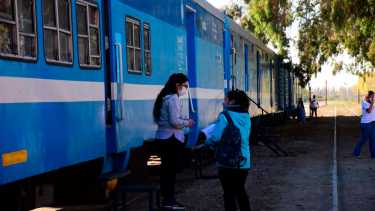 Algunos vecinos ya comenzaron a atenderse en las diferentes áreas que funcionan en el Tren de Desarrollo Social y Sanitario “Ramón Carrillo”, en Roca. Foto Alejandro Carnevale.