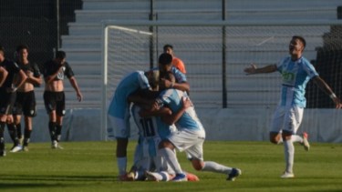 Abrazo de gol en Bahía Blanca. Sol de Mayo y una victoria muy festejada. Foto: gentileza La Nueva (Emmanuel Briane)