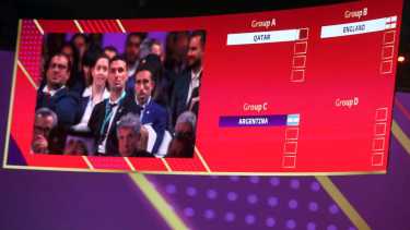 El técnico de Argentina aparece en la pantalla gigante durante el sorteo de la Copa Mundial de Qatar, el viernes 1 de marzo de 2022, en Doha. (AP Foto/Hussein Sayed)
